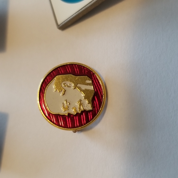 Vintage CUBA PINS (1970s) - Picture 6 of 10